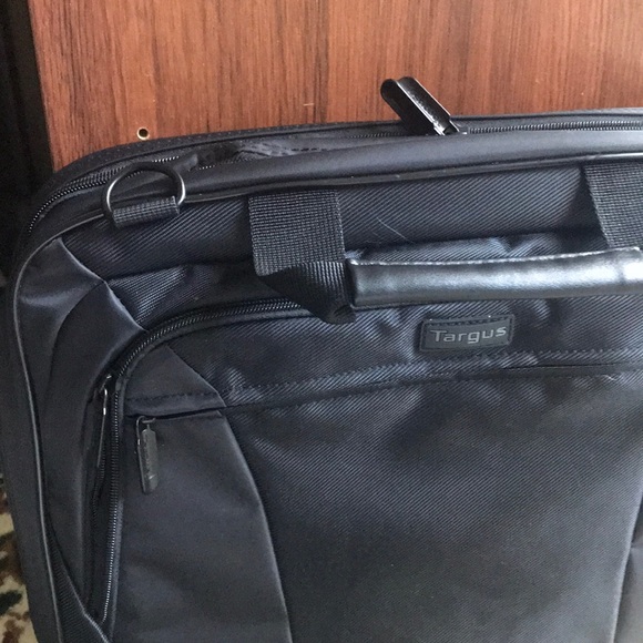 Targus padding laptop bag- black color - Picture 13 of 16